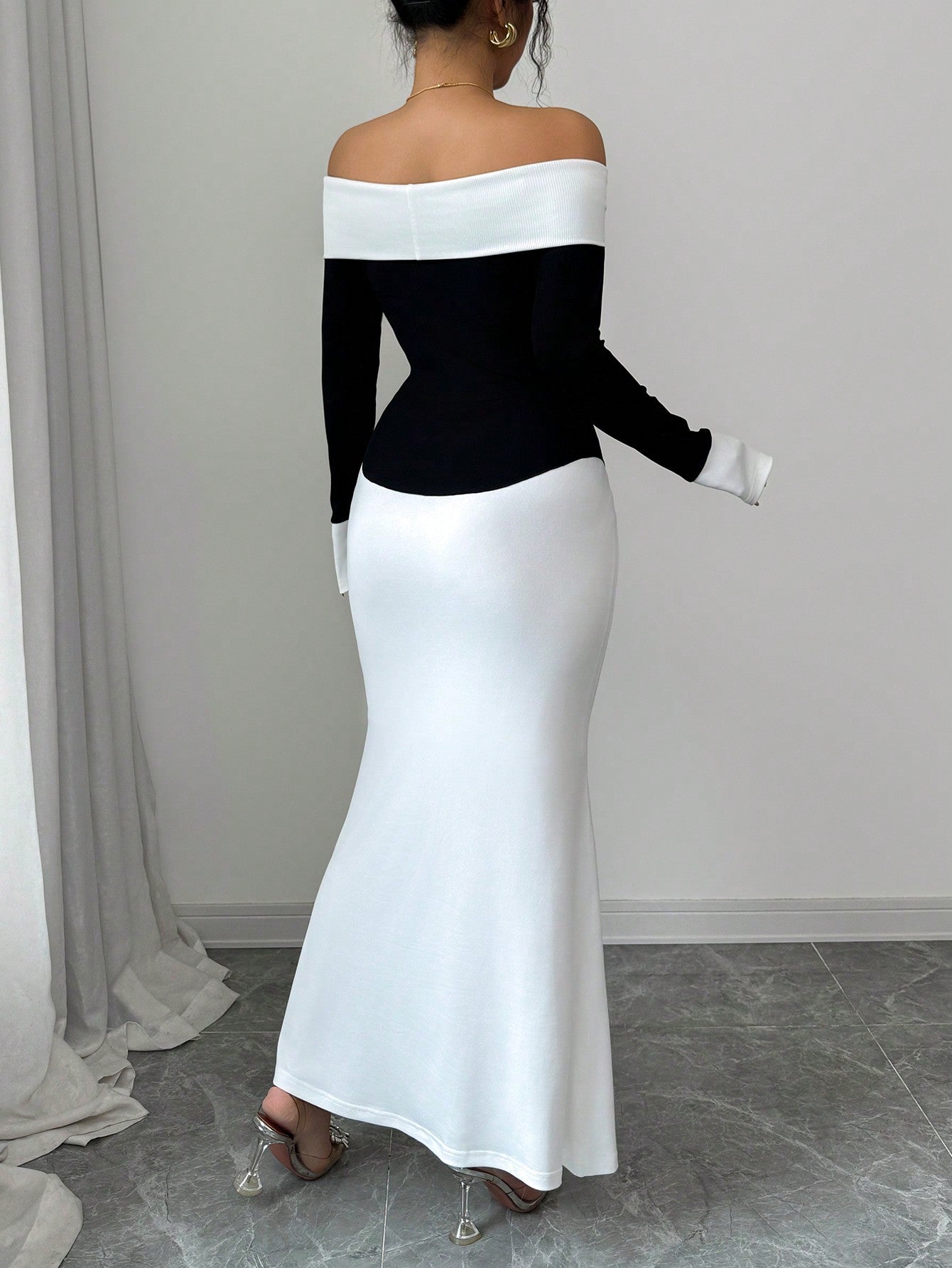 2pcs Women's Black And White Contrast Color Block Design Elegant Off Shoulder Long Sleeve Knit Sweater Top And Fitted Solid Color Mini Skirt Set, Spring/Autumn - Negative Apparel