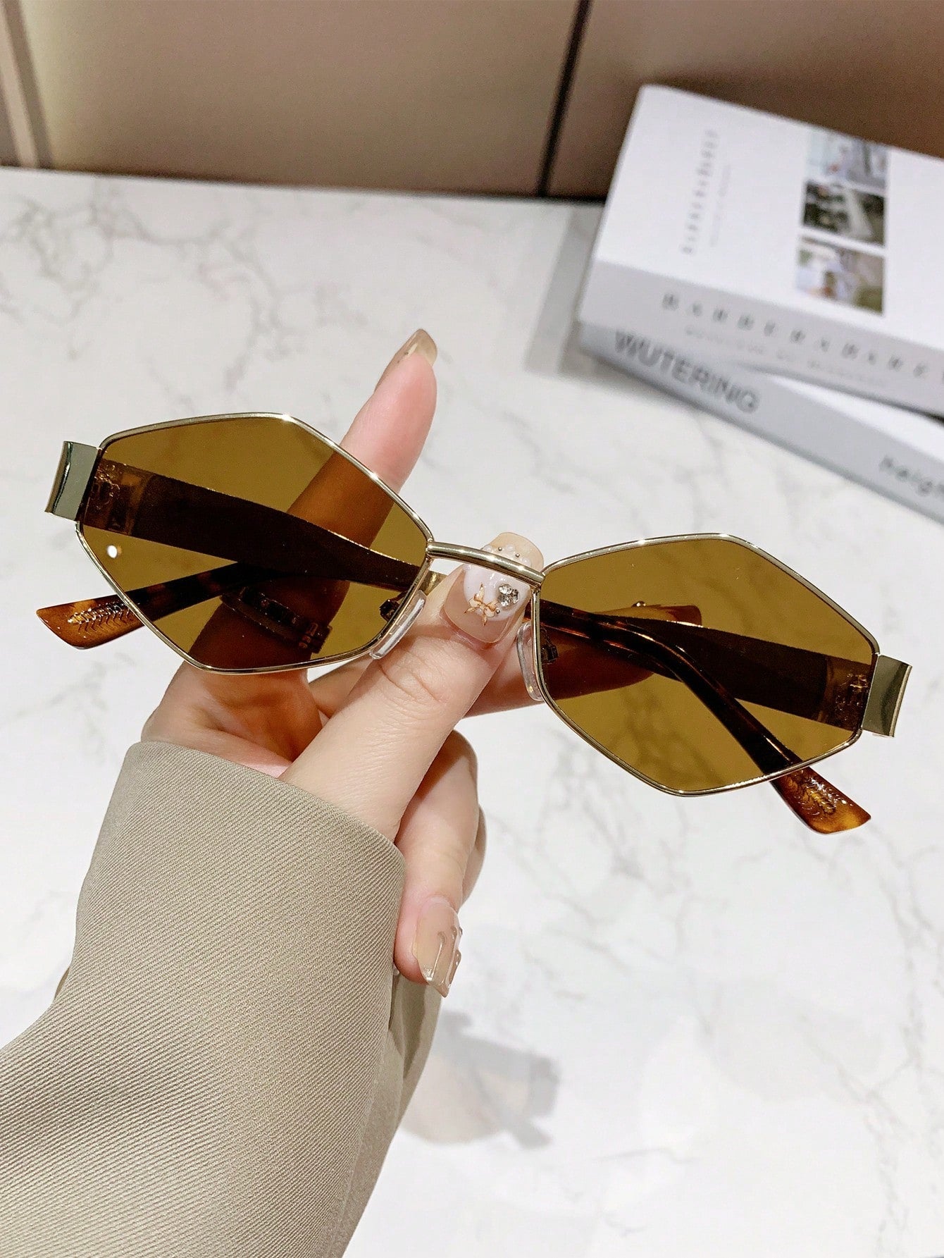 1 Pc Women Unisex Metal Frame Uv400 Ladies Sunglasses With Colored Lens, Trendy Polygonal Shades Fashion Glasses For Outdoor Activities,Carnival,Beach Accesorise - Negative Apparel