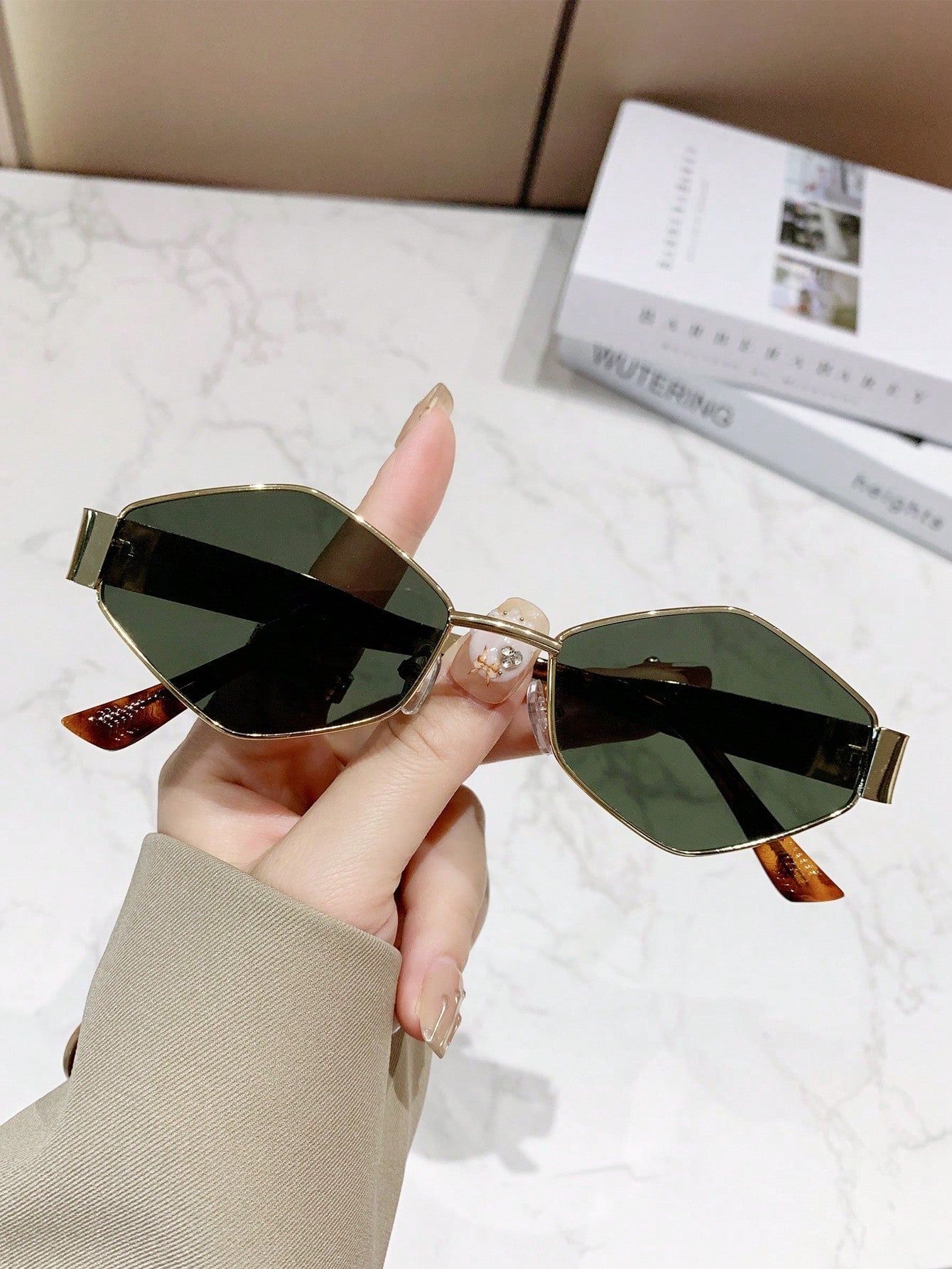 1 Pc Women Unisex Metal Frame Uv400 Ladies Sunglasses With Colored Lens, Trendy Polygonal Shades Fashion Glasses For Outdoor Activities,Carnival,Beach Accesorise - Negative Apparel