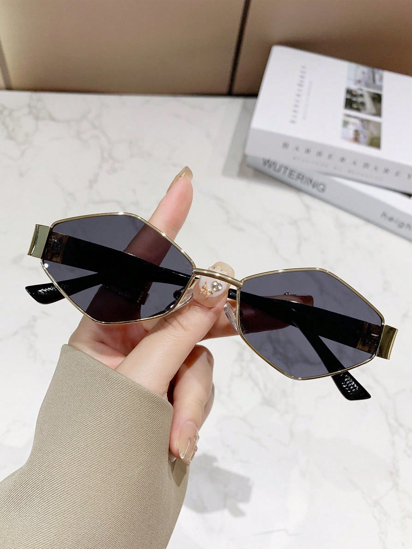 1 Pc Women Unisex Metal Frame Uv400 Ladies Sunglasses With Colored Lens, Trendy Polygonal Shades Fashion Glasses For Outdoor Activities,Carnival,Beach Accesorise - Negative Apparel